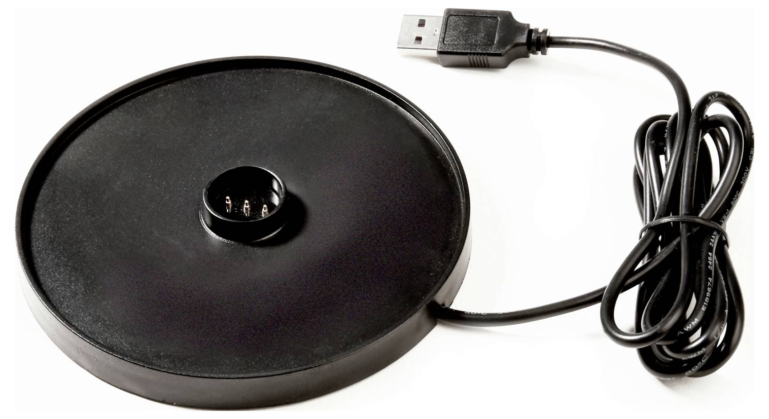 Okrogla črna USB polnilna baza s priklopljenim kablom in vtičem, prikazana na belem ozadju.