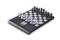Elektronska šahovska plošča s šahovskimi figurami, vključno z zaslonom in upravljalnimi elementi za vodenje igre.