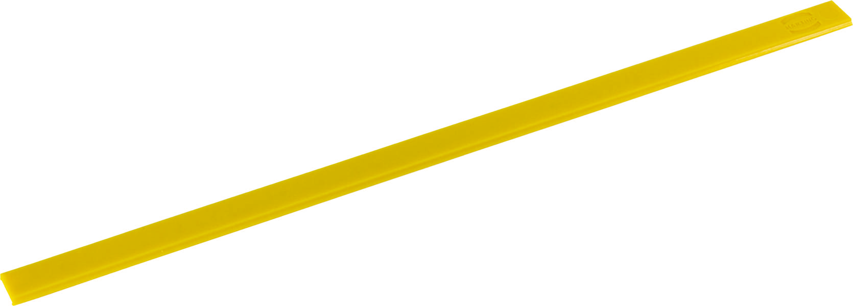 Rumeno ravnilo z merilno skalo v centimetrih in milimetrih, postavljeno diagonalno na beli podlagi.