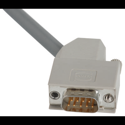 Sivo VGA povezovalno kabel z devetimi pini, ki se uporablja za priključitev monitorja na računalnik.