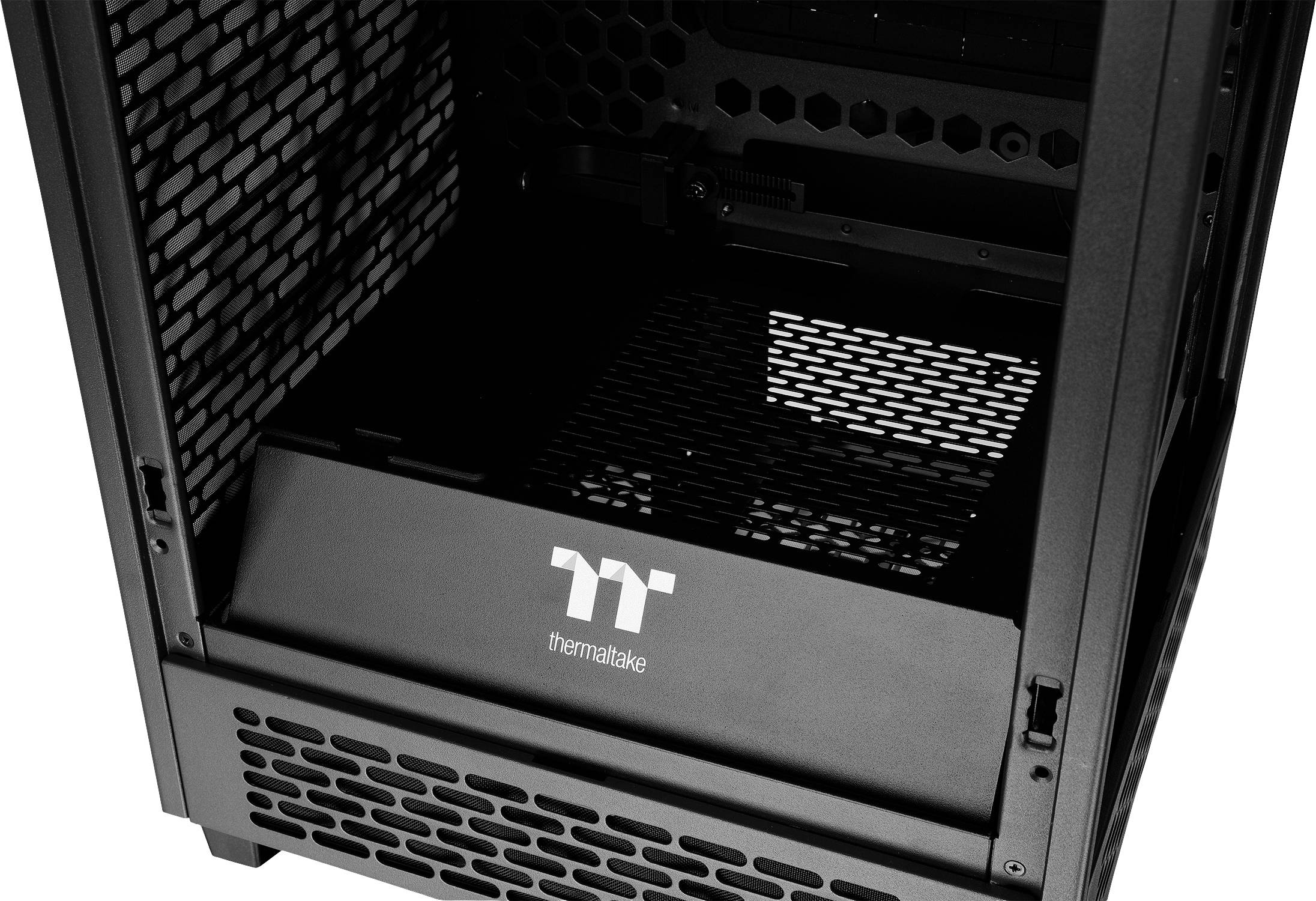 Odprto računalniško ohišje brez nameščenih komponent, z vidnim notranjim prostorom in logotipom Thermaltake na notranji stranici ohišja.
