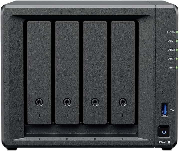 Črna NAS naprava s štirimi predali, modra USB priključka spodaj desno, indikatorji stanja na desni strani.