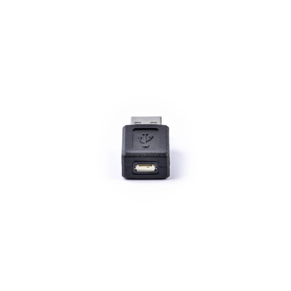 Črn USB adapter, ki pretvarja USB vtič v Micro-USB priključek. Na beli podlagi.