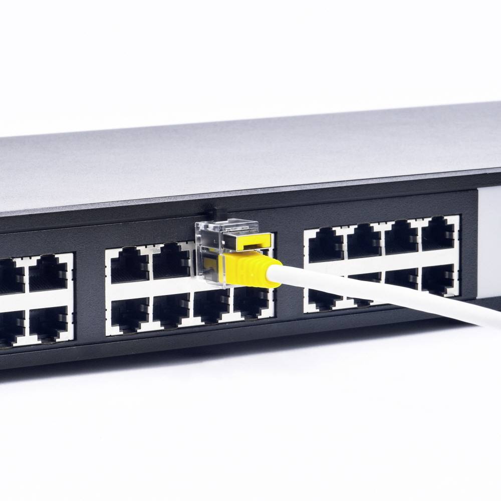 Omrežno stikalo z več ethernet vrati, kjer je rumeni kabel vtaknjen v enega izmed vrat.