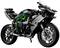 Miniaturni model sportnega motocikla iz LEGO Technic delov z veliko podrobnostmi, kot so kolesa, motor in krmilo.