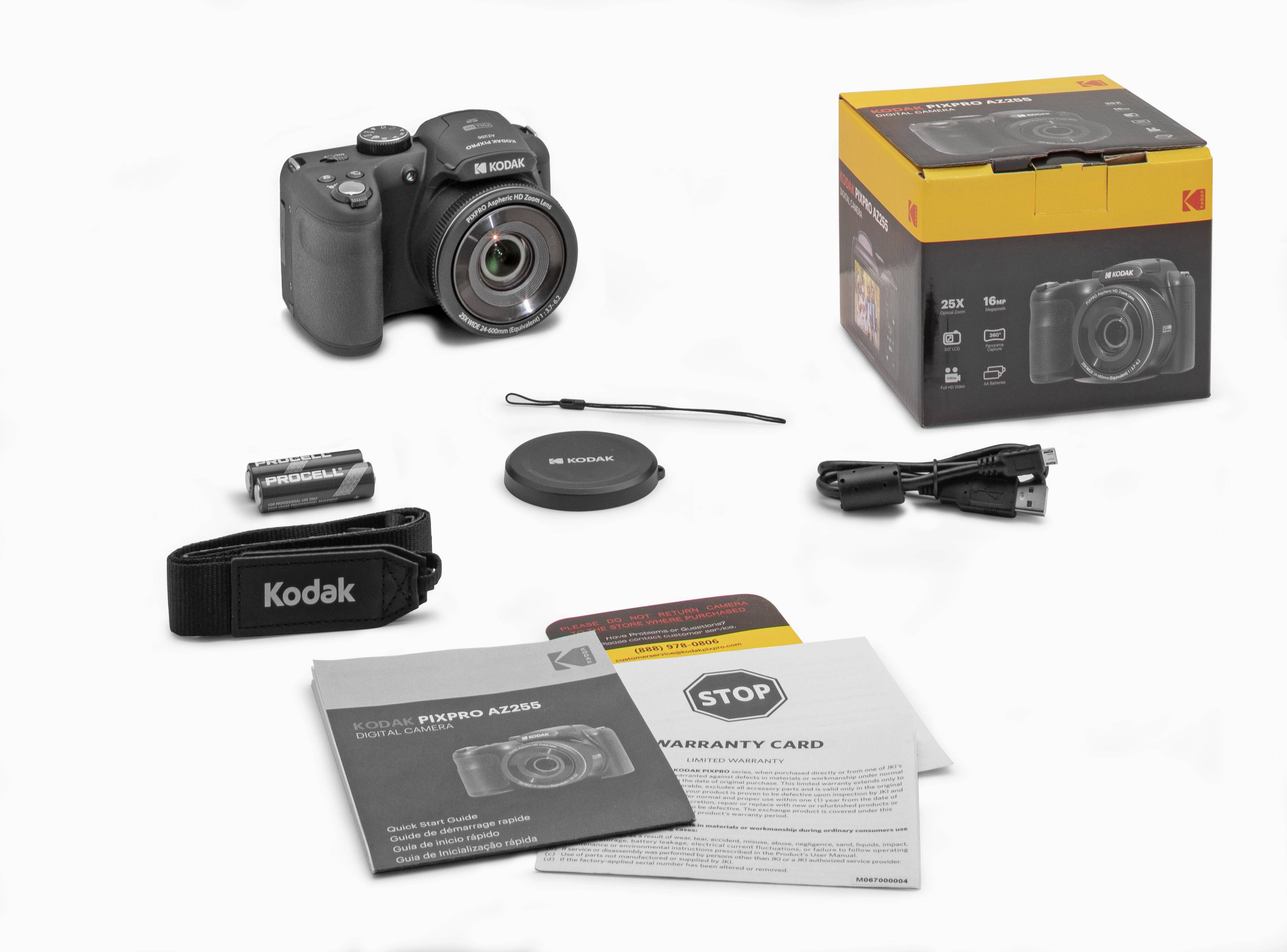 Kodak PIXPRO AZ528 komplet fotoaparata, ki vsebuje fotoaparat, pokrovček objektiva, baterije, kable, zapestni trak in navodila za uporabo.