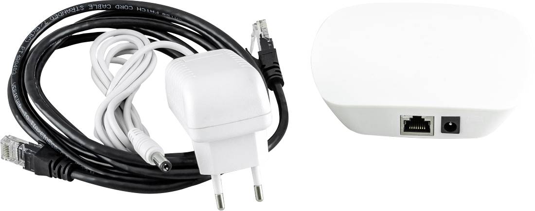 Bel internetni modem/usmerivnik z ethernet in napajalnima vrata, prikazan s črnimi in belimi kabli ter evropskim dvovhodnim napajalnikom.