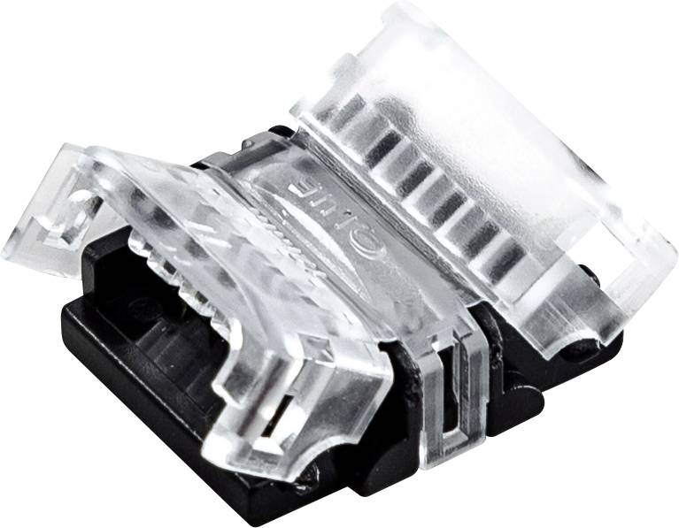 Detajlni pogled na transparentni priključek RJ45 Ethernet kabla na črni podstavi.