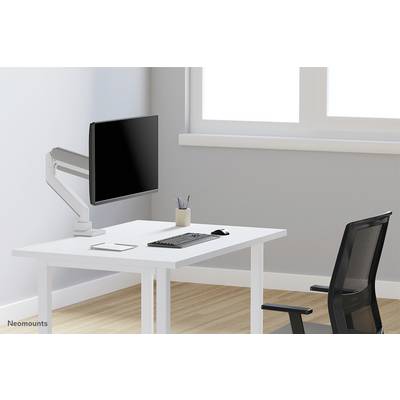 Minimalistično delovno mesto z belim stolom, na katerem je monitor na gibljivem držalu, tipkovnica, miška in stojalo za pisala; črn stol.
