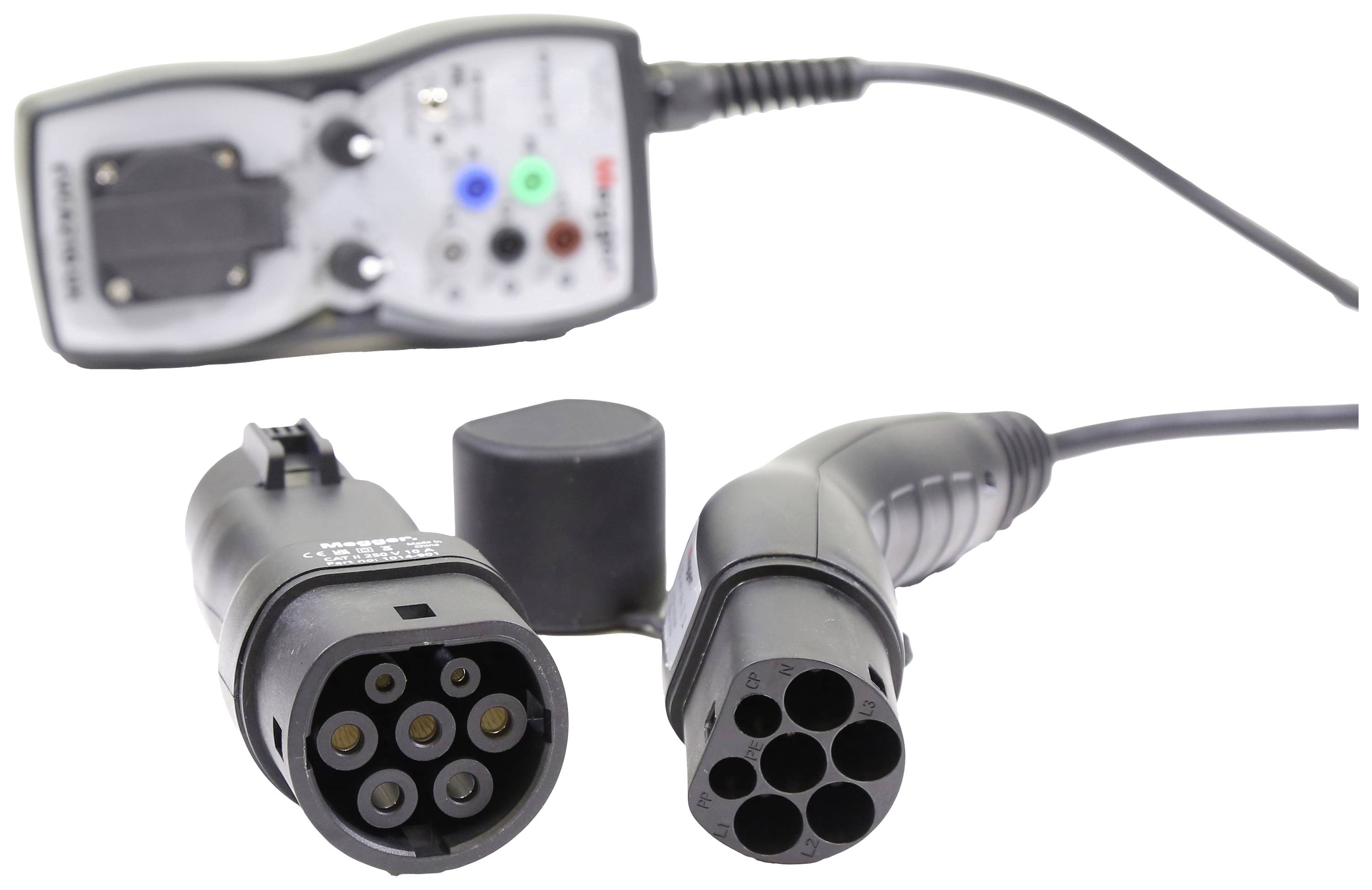 Adapter in polnilni kabel za električna vozila, od blizu. Prikazuje različne priključke in dele vtikačev.