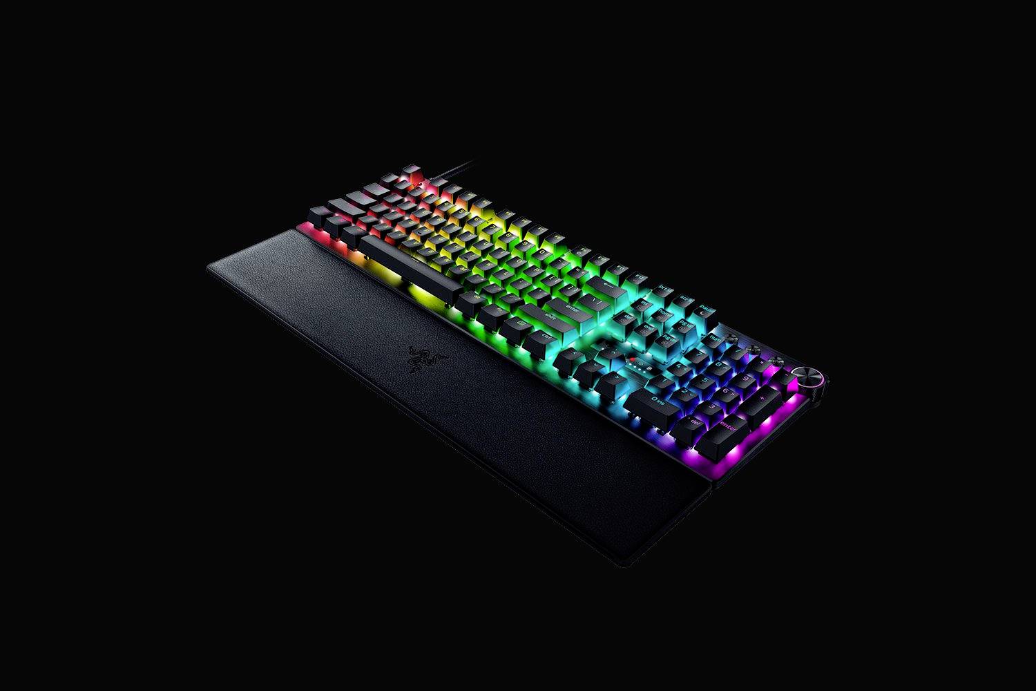 Mehanska tipkovnica z RGB osvetlitvijo v ozadju, ki sveti v več barvah; črno ozadje.