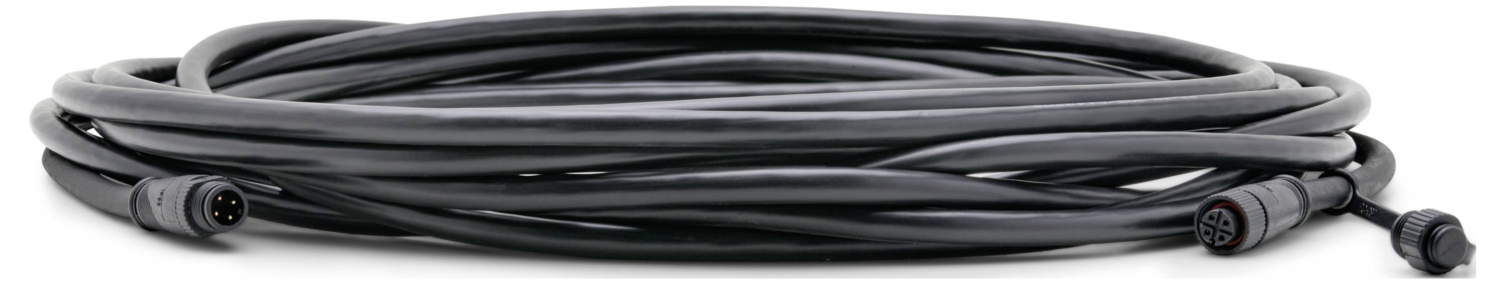 Zavit črn kabel s priključki na obeh koncih, namenjen za povezovanje elektronskih naprav, leži na beli površini.