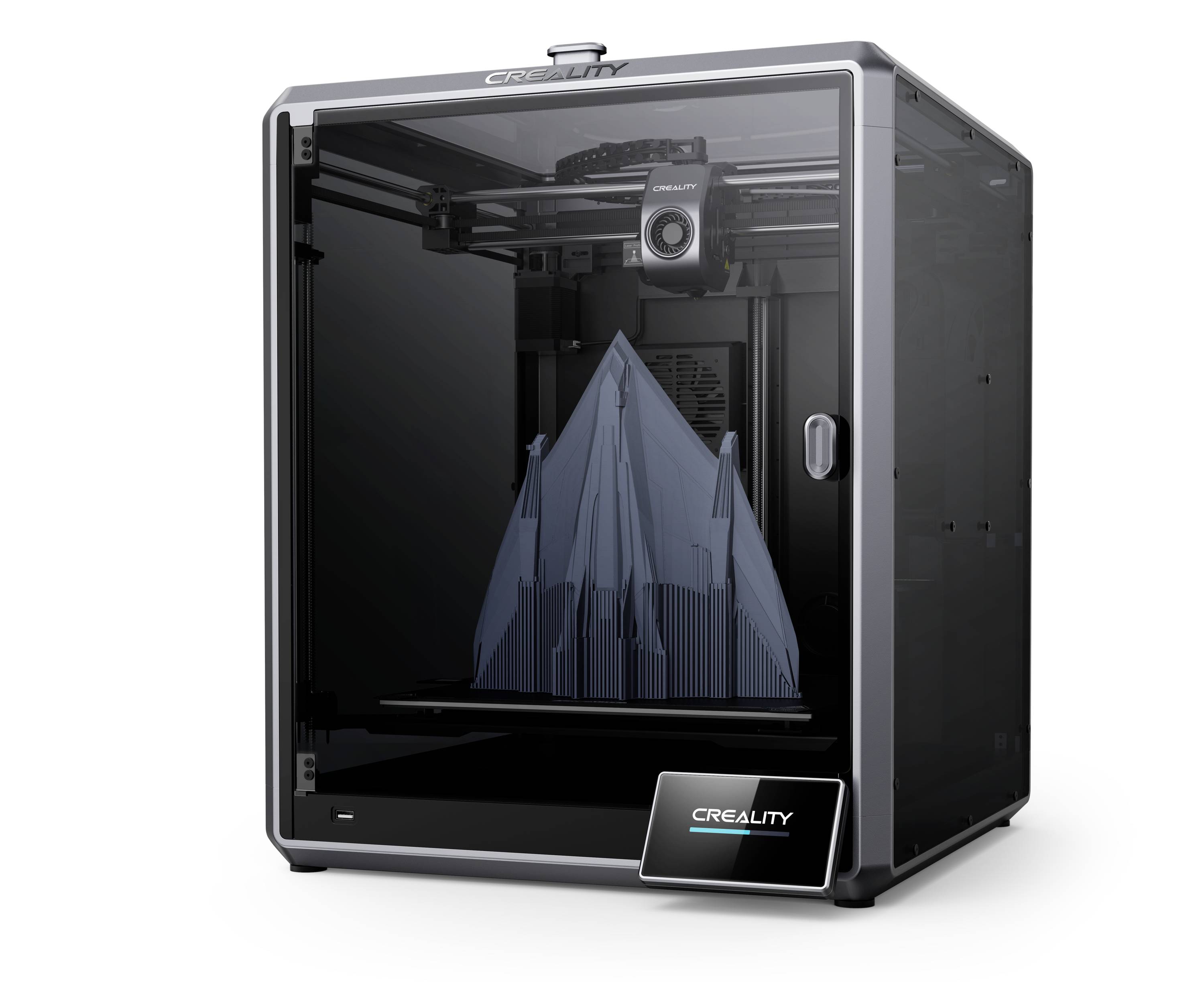 3D-tiskalnik tiska kompleksen, koničast predmet iz modrega materiala. Tiskalnik ima prosojno ohišje.