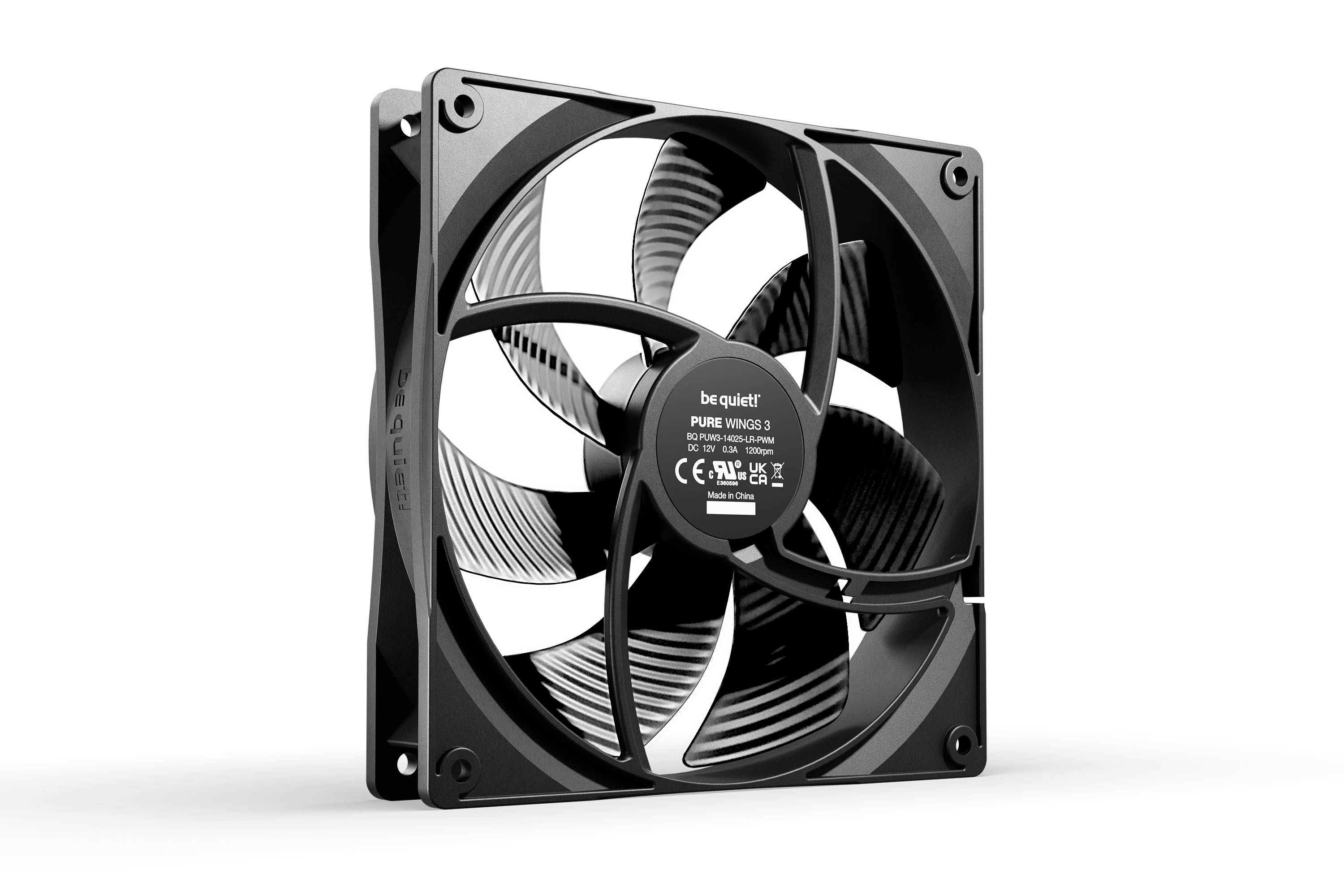 Črn računalniški ventilator z napisom 'be quiet! Pure Wings 2' stoji pred belo podlago.