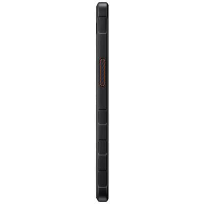 Pogled s strani na črni pametni telefon z oranžnim poudarkom na ohišju. Robustne in ostre oblike, primeren za uporabo na prostem.