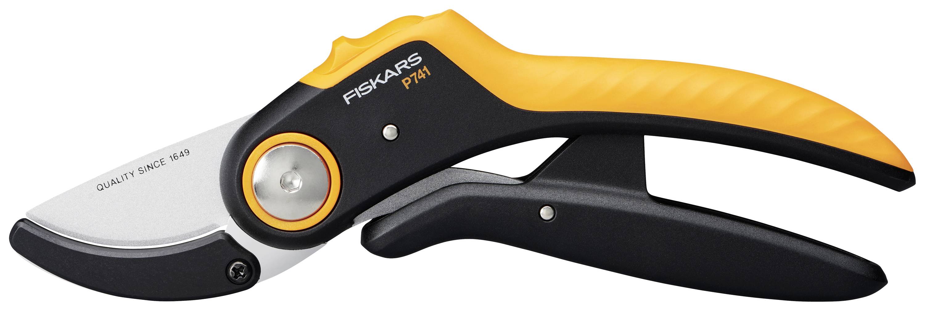 Oranžno-črne vrtne škarje z napisom 'Fiskars P751' na rezilu. Primerne za rezanje vej in rastlin.