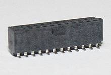 Pravokoten, črn elektronski priključek z večimi kovinskimi kontakti, uporabljen za povezovanje električnih vodnikov.