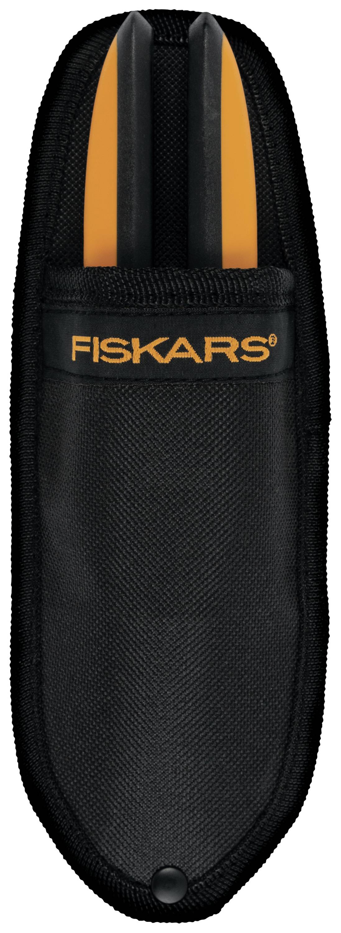 Črno etuijo z oranžnim napisom 'Fiskars' vsebuje oranžno-črno orodje, ki je delno vidno.