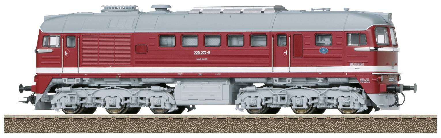 Rdeč model dieselelektrične lokomotive s srebrnimi in sivimi detajli, stoječ na odseku železniške proge.