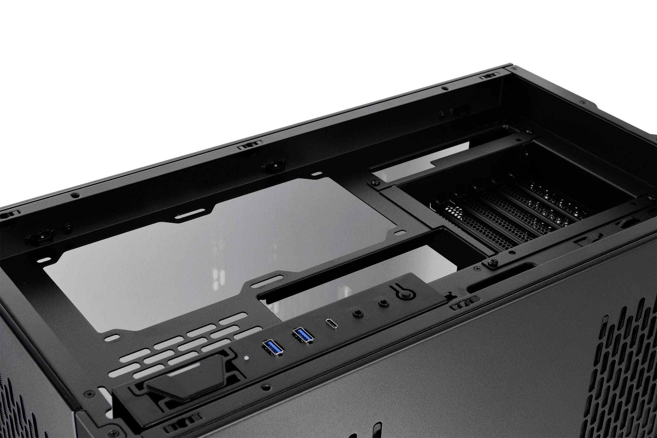 Odprto ohišje računalnika prikazuje zgornjo stran z USB priključki in tipkami, primerno za zahtevno sestavljanje PC-ja.