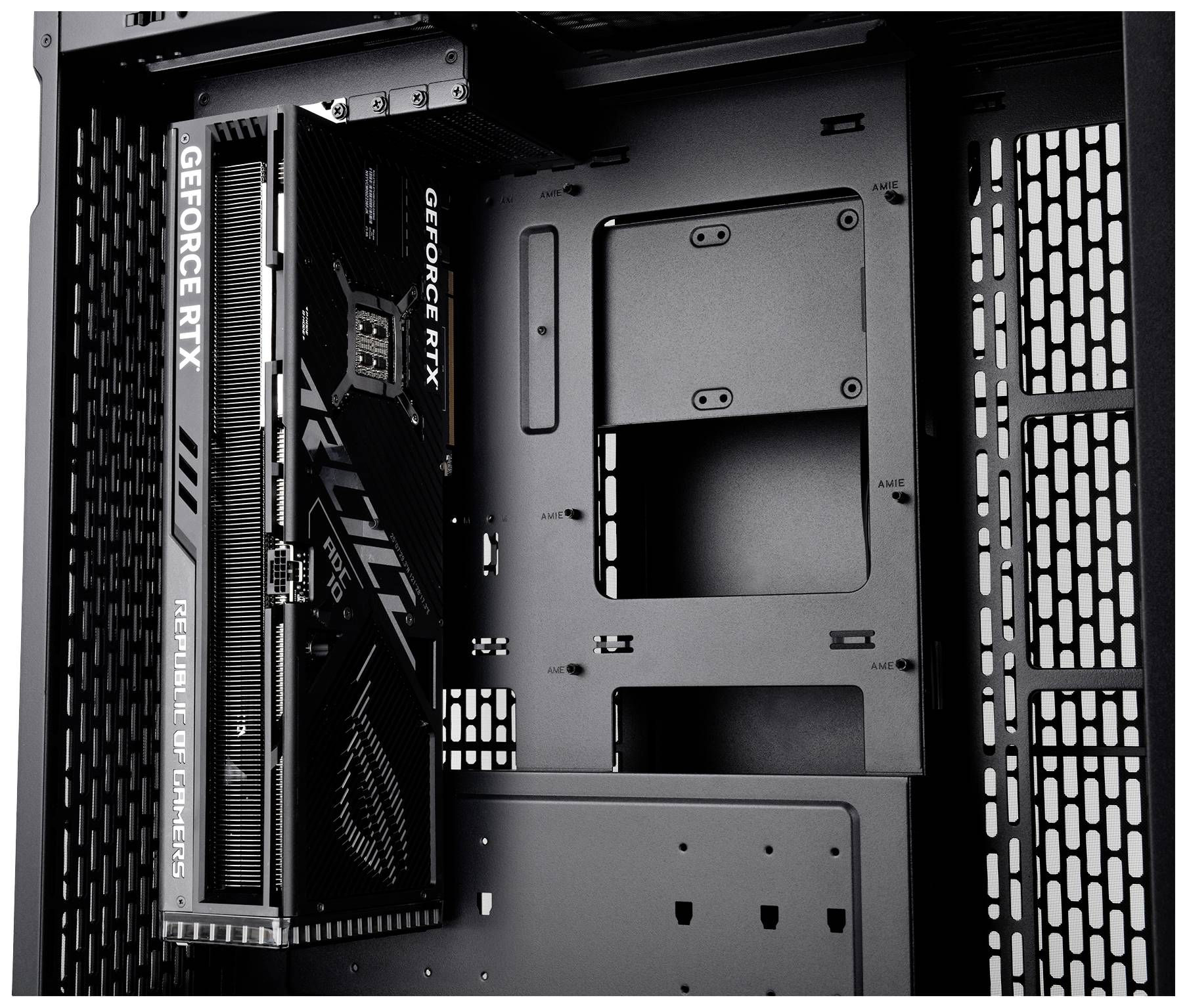 Grafična kartica serije GeForce RTX je vertikalno nameščena v ohišju računalnika, na črni plošči pa piše 'GAMING PRO'.