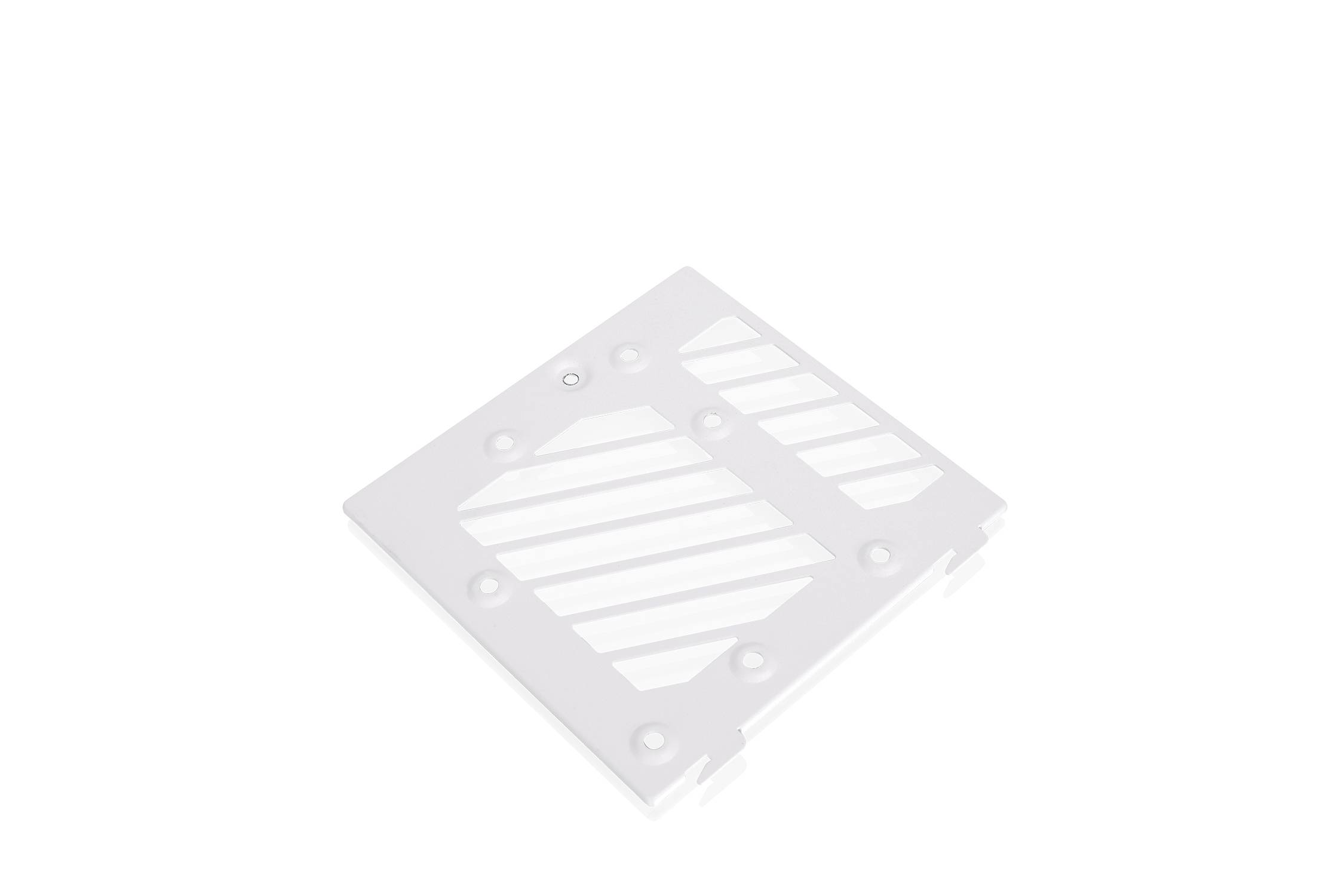 Bela plastična plošča z diagonalnimi in horizontalnimi zarezami na beli podlagi.