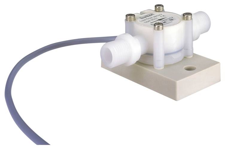 Bel senzor pretoka tekočine s pravokotno osnovo in dvema priključkoma je povezan s sivim kablom.