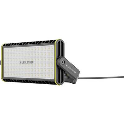 Pravokotna LED-svetilka z velikim številom majhnih LED-diod, označena z 'LEDLENSER', pritrjena na nastavljiv stativni arm.