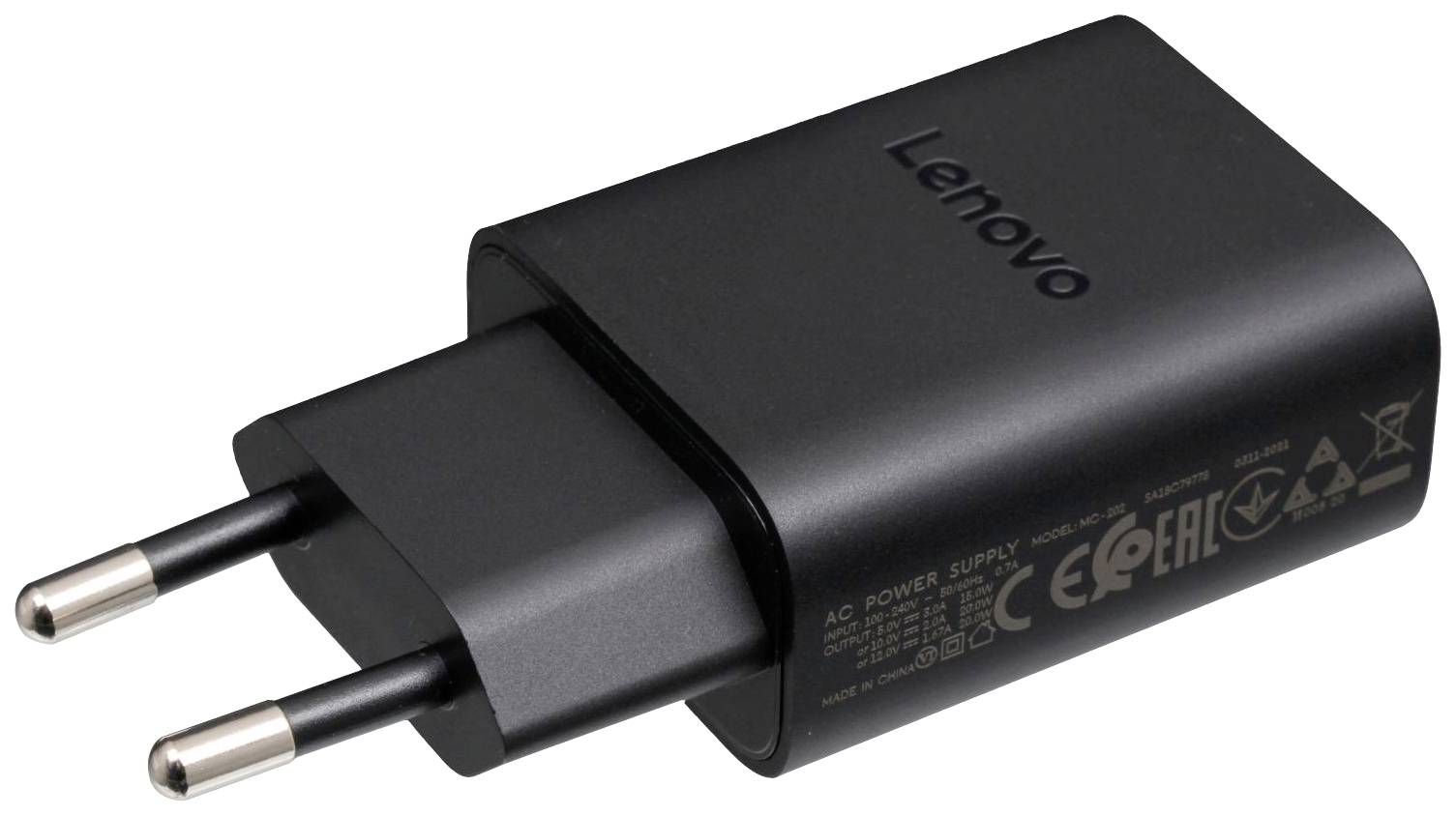 Črni Lenovo polnilec z evropskimi vtiči. Oznake na strani prikazujejo tehnične informacije in varnostne certifikate.