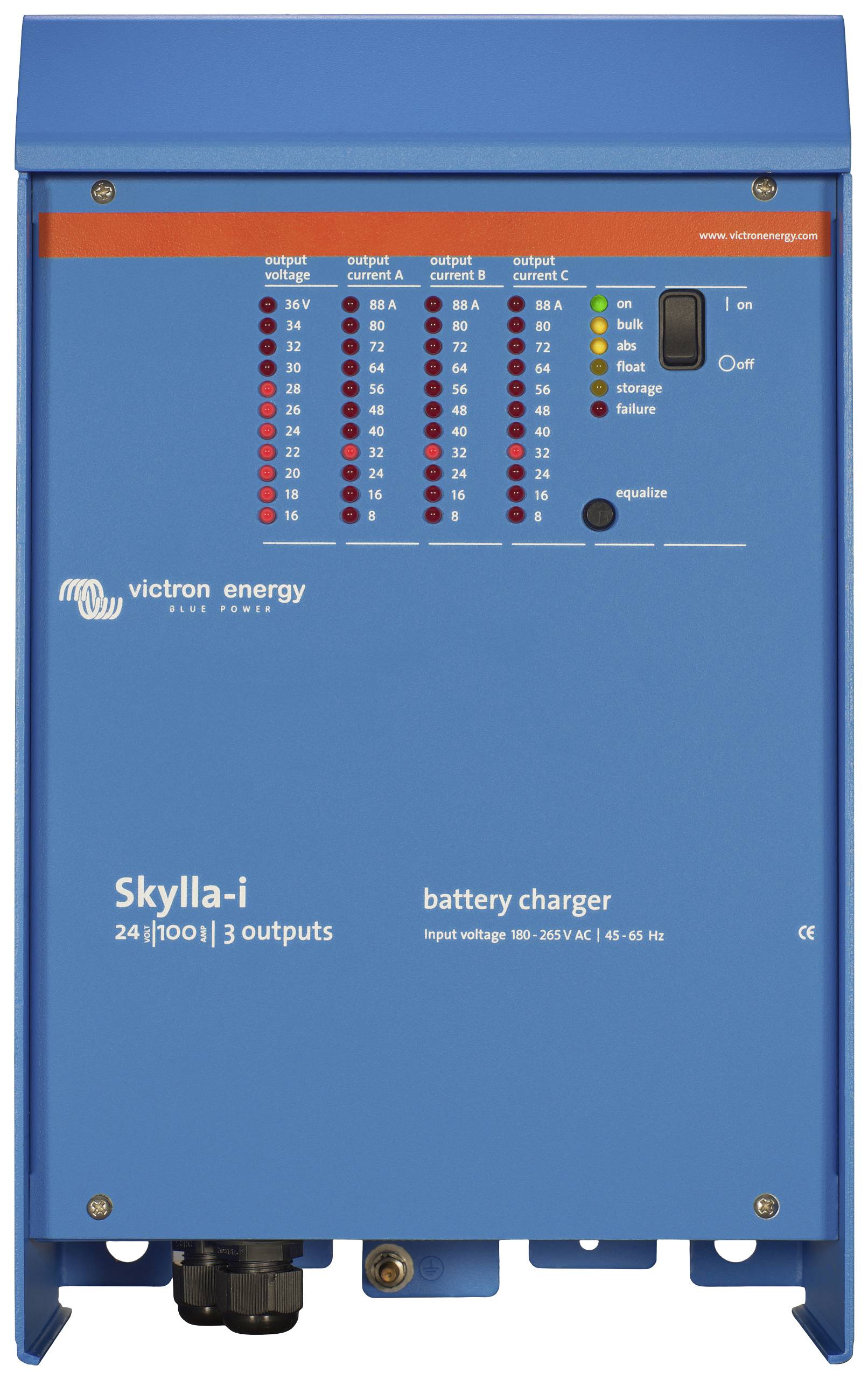 Moder polnilec baterij s tremi izhodi in LED-indikatorji. Proizvajalec: Victron Energy. Model: Skylla-i, vidni vhodni in izhodni napetosti.