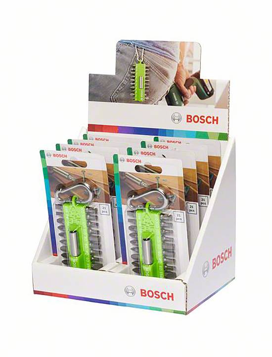 Prodajna stojnica Bosch z zelenimi obeski za ključe, opremljeni z nastavki za orodje. V ozadju je logotip Bosch.