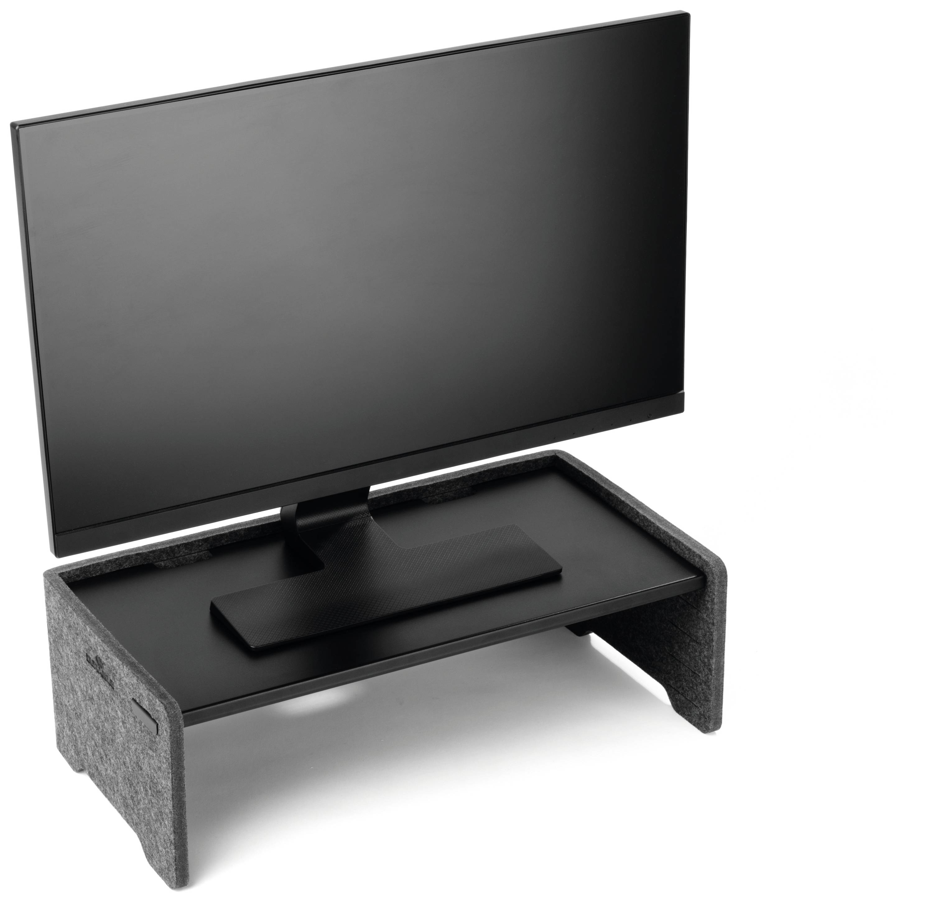 Ploščati zaslon stoji na sivi, tkanini obloženi dvižni podstavek za monitor. Idealno za izboljšanje ergonomije na delovnem mestu.