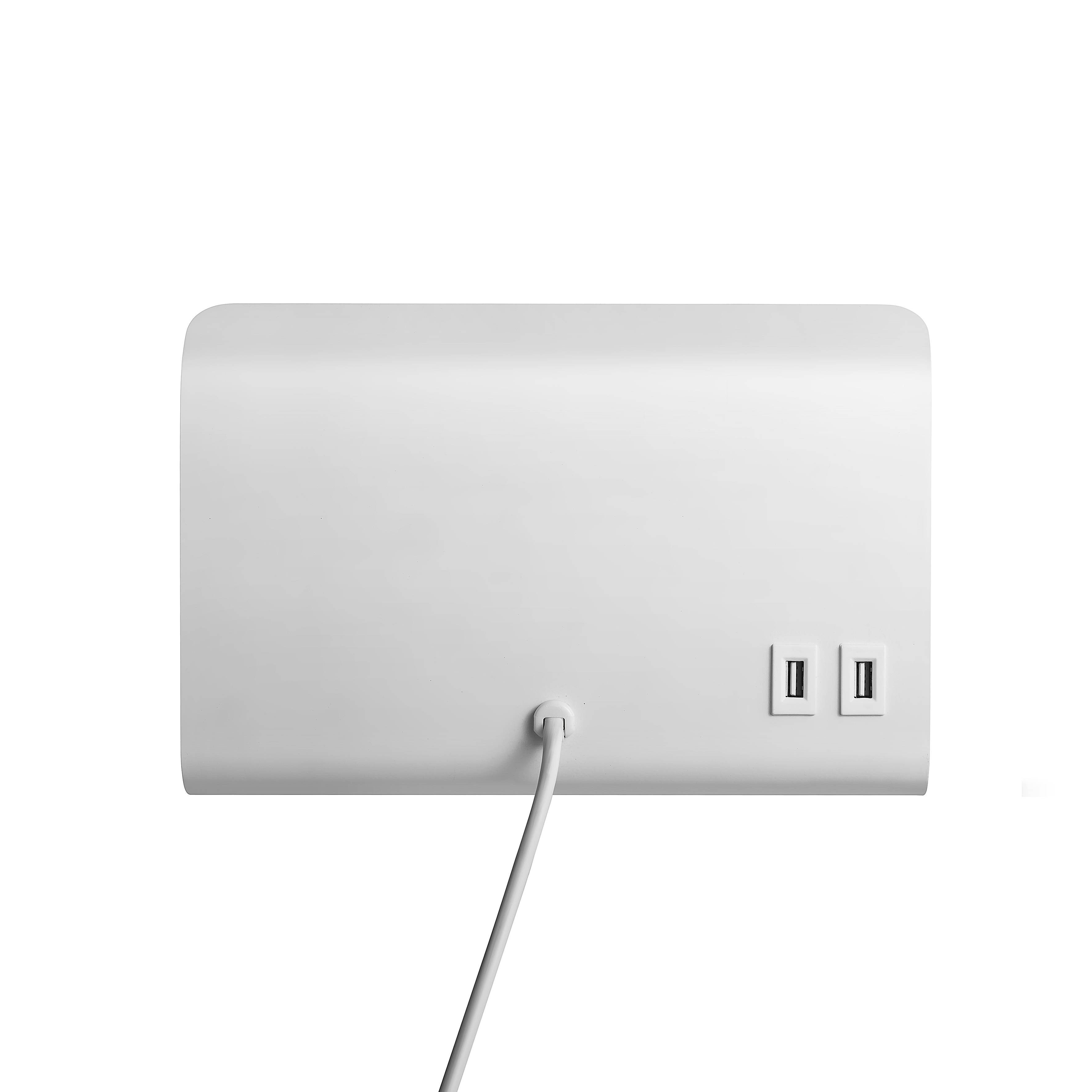 Bela naprava z dvema USB-priključkoma na sprednji strani in kablom, ki poteka od spodaj, pred belo ozadjem.