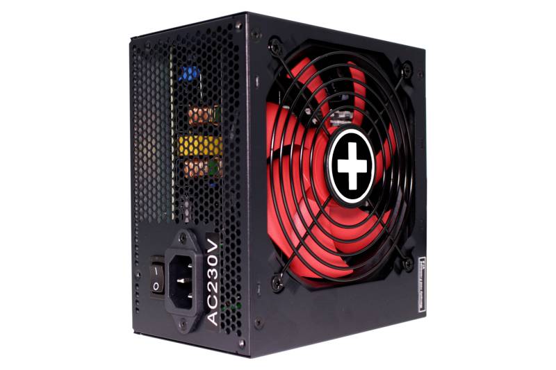 Črn računalniški napajalnik z rdečim ventilatorjem in belo križno oznako na sredini, označen z 'AC 230V', prikazuje zadnjo stran z napajalno vtičnico.
