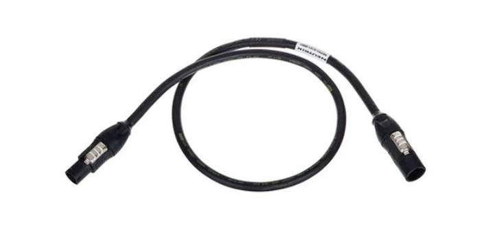 Črn kabel z XLR priključki na obeh koncih, uporabljen za povezovanje avdio naprav.