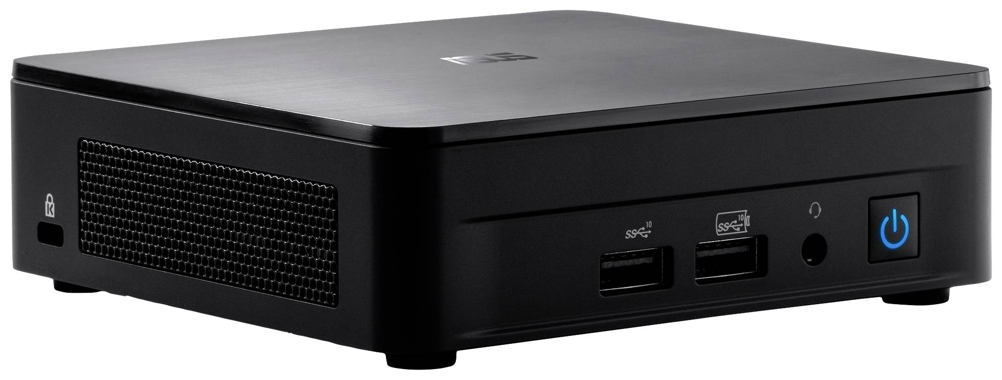 Črn mini-računalnik na beli podlagi z dvema USB-priključkoma, priključkom za slušalke in modrim gumbom za vklop spredaj.