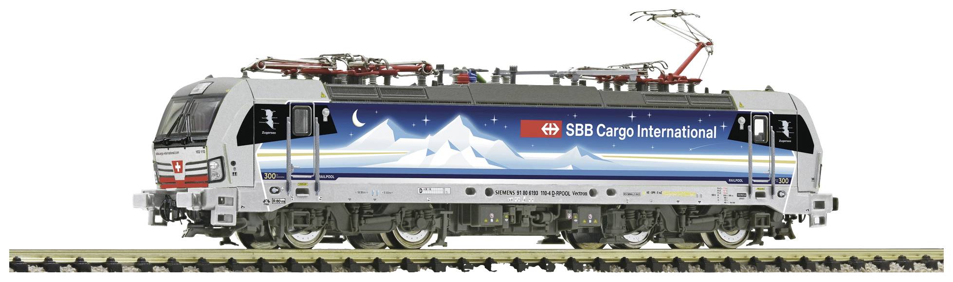 Model vlaka SBB Cargo International na tirih. Dizajn prikazuje gore in nočno nebo. Vlak ima zgoraj pantografe.