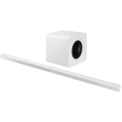 Bela soundbar in subwoofer pred belim ozadjem. Elegantno, minimalistično oblikovanje, idealno za izboljšanje zvoka domačega kina.