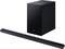 Komplet naprav, ki ga sestavljata črna soundbar in pripadajoč subwoofer, nameščen na beli podlagi.