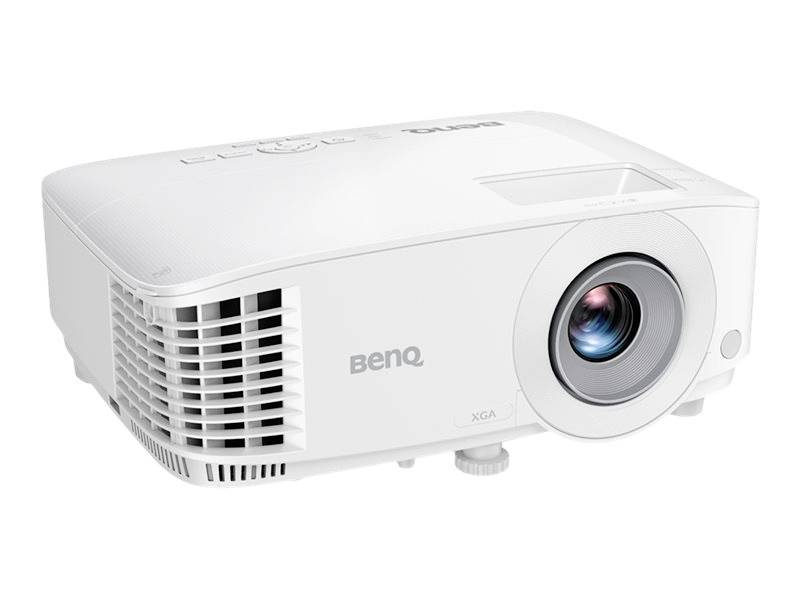 Bel projektor BenQ, prikazan s strani od spredaj. Naprava ima prezračevalne reže na levi strani in objektiv na desni strani.