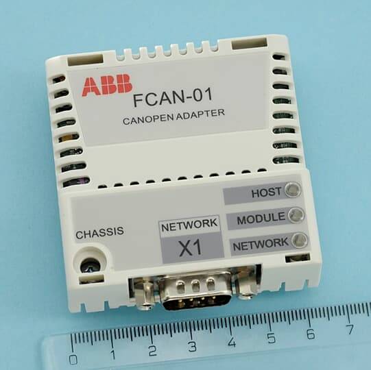 CANopen adapter modul z oznakami 'FCAN-01' in 'ABB'. Ima priključke za gostitelja, modul in omrežje. Merilo prikazuje velikost.
