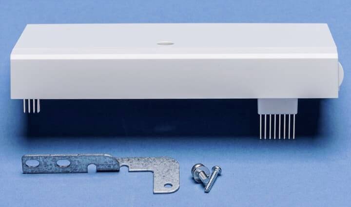 Bela električna komponenta za stensko montažo pred modrim ozadjem, zraven kovinska pritrdilna sponka in dva vijaka.