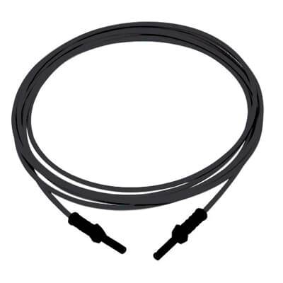 Črn avdio kabel z dvema moškima priključkoma na obeh koncih, zvit v krog.