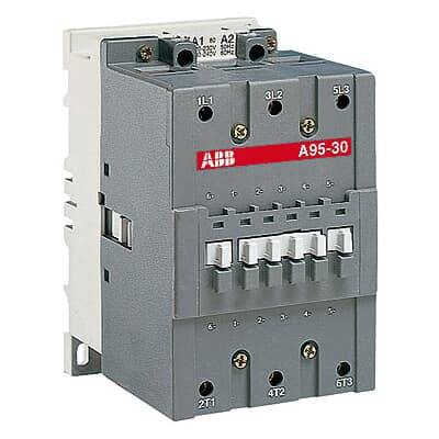 'ABB A95-30' kontaktor. Električna komponenta za krmiljenje motorjev ali drugih naprav. Standardna industrijska uporaba.