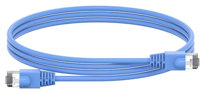 Modro omrežno kabel z dvema RJ45 priključkoma, primerno za internetne povezave.