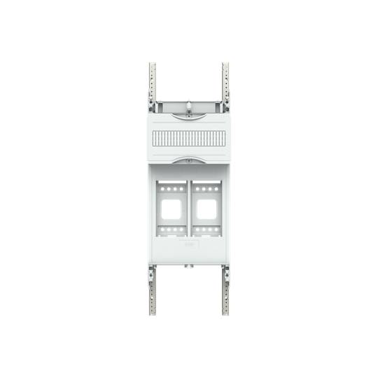 Bel pravokoten omaran z odprtimi policami in vodili ob straneh, pogled od spredaj.