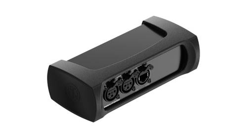 Črna elektronska naprava z več priključki na eni strani, verjetno za avdio ali podatkovno povezovanje.