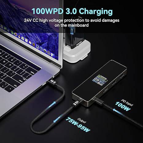 Prenosnik je priklopljen na USB-C vozlišče z napajanjem '100WPD 3.0'. Vozlišče prikazuje '75W-95W' izhodne moči.