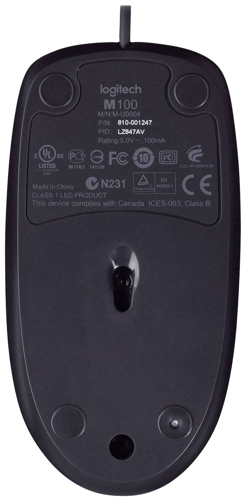 'Ta miška Logitech M100 prikazuje spodnjo stran z modelno številko, podatki o proizvajalcu in varnostnimi informacijami.'