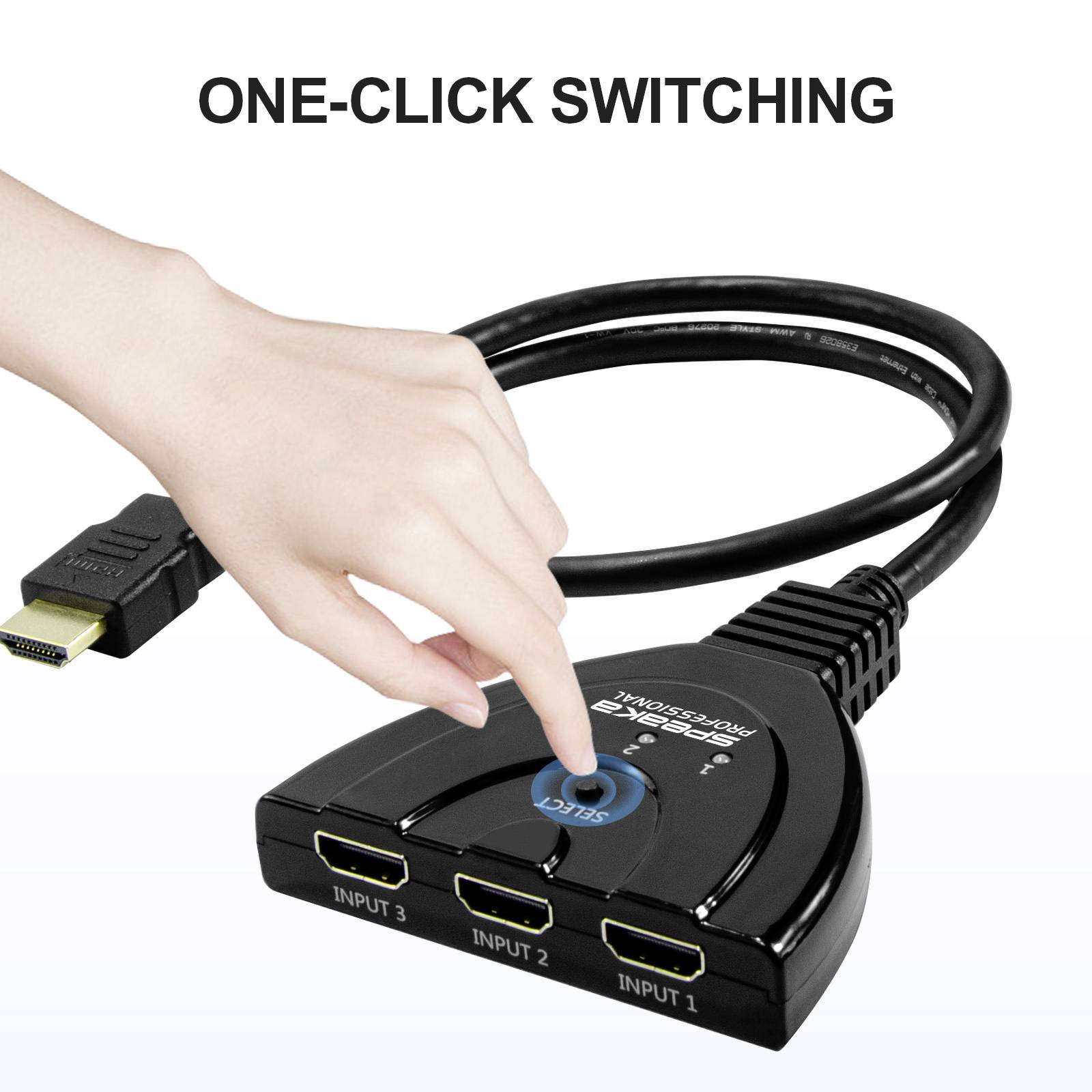 Ena roka pritiska gumb na HDMI stikalu s tremi vhodi, da bi preklopila med povezanimi napravami.